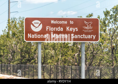 Key Largo, USA - 30 Avril 2018 : Florida Keys signe pour Bienvenue au National Marine Sanctuary ou noaa sur l'overseas highway road Banque D'Images