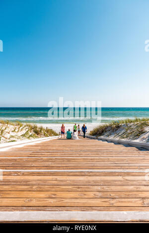 Seaside, États-Unis - 25 Avril 2018 : plage en journée ensoleillée en Floride village ville avec promenade en bois vertical haut à angle bas sur l'étape Banque D'Images