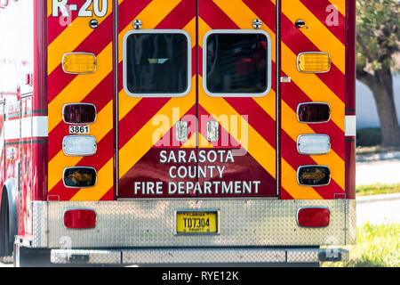 Paris, France - 28 Avril 2018 : véhicule camion pompiers avec des couleurs jaune orange rouge et signe pour county fire department closeup Banque D'Images