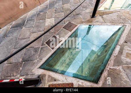 Chiusi, Italie rue dans petite ville village de Toscane pendant la journée avec un sol en verre et voir de vieux vestiges romains mosaic Banque D'Images