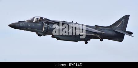 Un Marine Corps AV-8B Harrier Jump Jet appartenant à VMA-214 planant à MCAS Yuma Banque D'Images