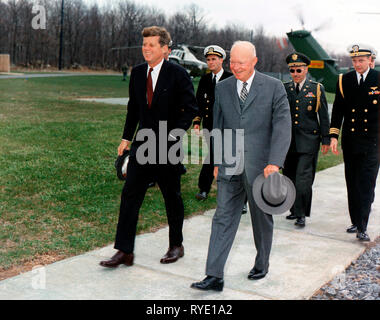 Rencontre avec le président Eisenhower. Le président Kennedy, le président Eisenhower, aides militaires. Camp David, MD - Avril 1961 Banque D'Images