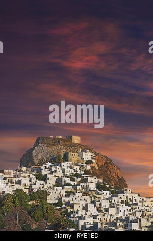Vue sur Chora au coucher du soleil, le principal établissement et capitale de l'île de Skyros, Sporades en Grèce centrale, complexe, mer Méditerranée, Eur Banque D'Images