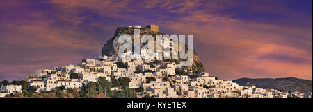 Vue sur Chora au coucher du soleil, le principal établissement et capitale de l'île de Skyros, Sporades en Grèce centrale, complexe, mer Méditerranée, Eur Banque D'Images