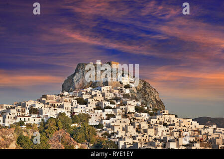 Vue sur Chora au coucher du soleil, le principal établissement et capitale de l'île de Skyros, Sporades en Grèce centrale, complexe, mer Méditerranée, Eur Banque D'Images