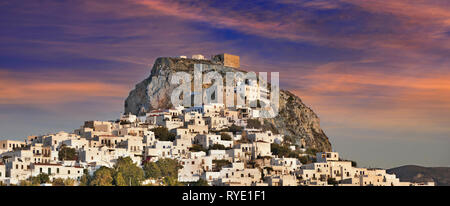 Vue sur Chora au coucher du soleil, le principal établissement et capitale de l'île de Skyros, Sporades en Grèce centrale, complexe, mer Méditerranée, Eur Banque D'Images