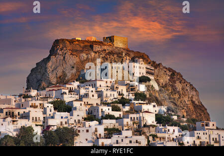 Vue sur Chora au coucher du soleil, le principal établissement et capitale de l'île de Skyros, Sporades en Grèce centrale, complexe, mer Méditerranée, Eur Banque D'Images