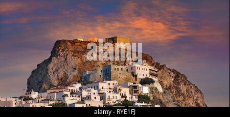 Vue sur Chora au coucher du soleil, le principal établissement et capitale de l'île de Skyros, Sporades en Grèce centrale, complexe, mer Méditerranée, Eur Banque D'Images