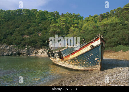 Naufrage du bateau traditionnel en bois sur la plage de l'île de Skyros, Agalipa Sporades en Grèce centrale, complexe, mer Méditerranée, l'Europe. Banque D'Images