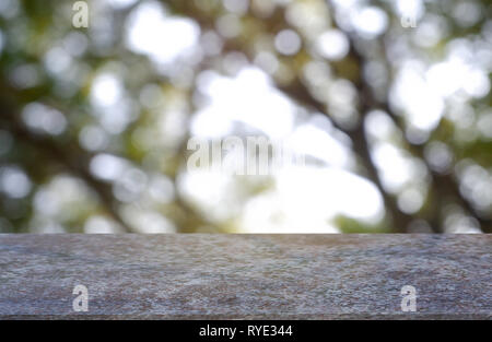 Table marblestone vide en face d'abstract green floue de jardin et nature fond clair. Montage de l'affichage des produits ou le design visuel clé lay Banque D'Images