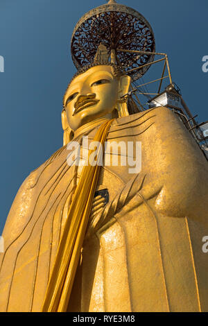 Le Comité permanent de la Thaïlande Bangkok Bouddha Wat Indraviharn Banque D'Images