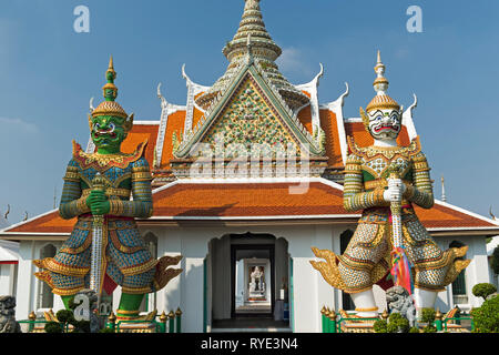 Pavillon à Wat Arun le Temple de l'aube Bangkok Thaïlande Banque D'Images