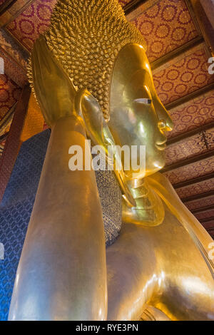 Bouddha couché Wat Po Bangkok Thaïlande Banque D'Images