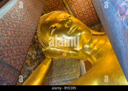 Bouddha couché Wat Po Bangkok Thaïlande Banque D'Images