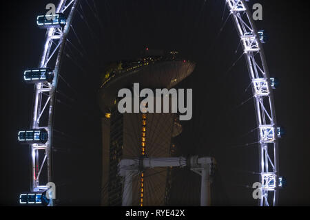 Singapore Flyer et Marina Bay Sands ensemble, libre dans la nuit - Singapour Banque D'Images