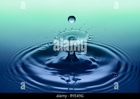 Les projections d'eau. L'effet de collision de deux gouttes de pluie. Banque D'Images