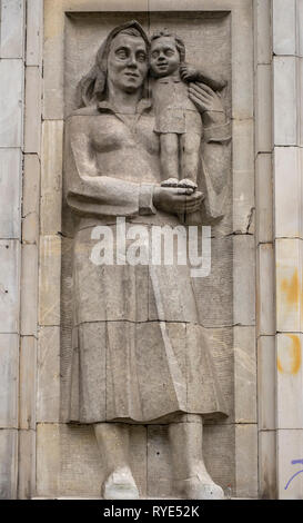 Bas-relief d'une représentation symbolique de la maternité dans le réalisme socialiste style artistique près de la place de la Constitution de Varsovie, Pologne. Banque D'Images