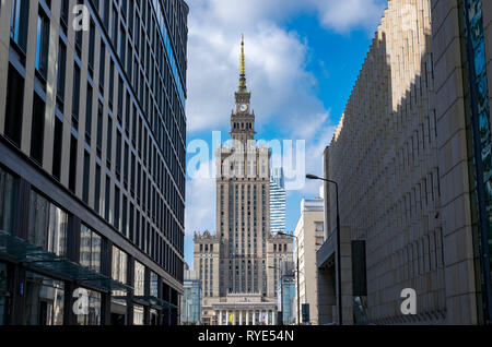 Le Palais de la culture ou "Palac Kultury" au centre-ville de Varsovie, Pologne, un exemple de l'architecture de style Réalisme Socialiste Banque D'Images