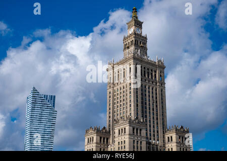 Le Palais de la culture ou "Palac Kultury" au centre-ville de Varsovie, Pologne, un exemple de l'architecture de style Réalisme Socialiste Banque D'Images