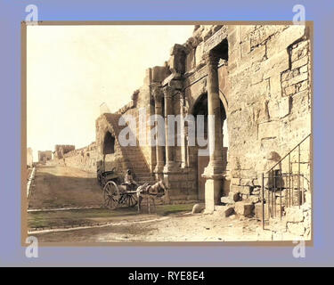 Tébessa, l'Arc de Caracalla et les murs de la citadelle byzantine, Alger, l'Algérie y compris des photographies de Neurdein des ruines romaines et byzantines à Tébessa et Thamugadi, mosquées, temples, bâtiments publics, palais, et des scènes de rue de Constantine, Biskra, Alger, Tlemcen, Constantine, Oran et Sidi Bel Abbès, et la cathédrale de Carthage. Portraits de peuple algérien : berbères, Ouled Naïl, des femmes et des prisonniers à Annaba. Vues tunisienne : des mosquées, des bâtiments, et des scènes de rue à Tunis Banque D'Images