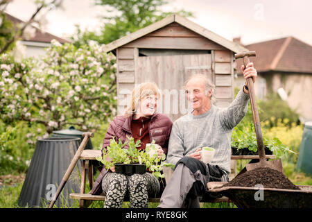 Jardiniers à Golden Hill Community Garden à Bristol UK Banque D'Images