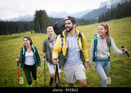 Groupe de jeunes amis de la randonnée dans la campagne. Les jeunes pays multiracial sur marche. Banque D'Images