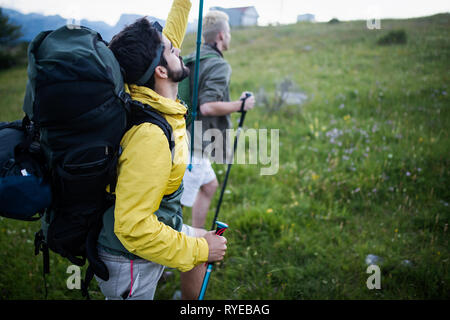 Deux randonneurs de trekking dans les montagnes Banque D'Images