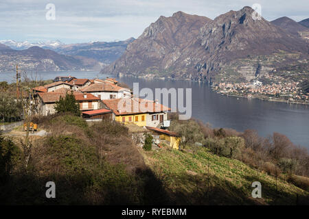 Village de Olzano sur Monte Isola, le lac d'Iseo, Lombardie, Italie Banque D'Images