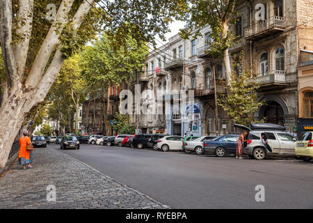 Tbilissi, Géorgie - 22 septembre 2018 : Vieille ville de Tbilissi, rue à sens unique, les voitures garées le long du trottoir, Sololaki district, Giorgi Leonidze street Banque D'Images