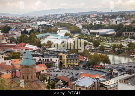 Tbilissi, Géorgie - 23 septembre 2018 : Superbe vue panoramique de Tbilissi. Nouvelle architecture moderne se trouve à côté des vieux quartiers Banque D'Images