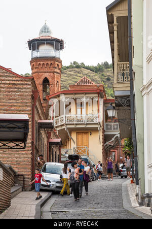 Tbilissi, Géorgie - 23 septembre 2018 : Beaucoup de personnes, touristes et habitants, à pied dans les rues étroites de la vieille ville de Tbilissi, près de la mosquée Juma Banque D'Images