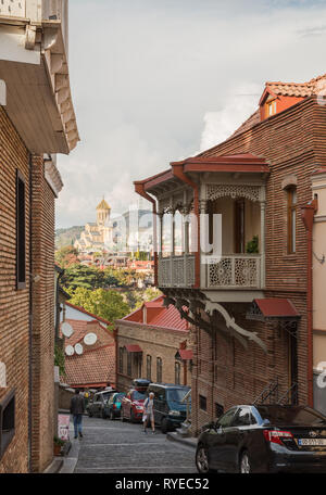 Tbilissi, Géorgie - 23 septembre 2018 : vue panoramique de la vieille ville de Tbilissi, étroite rue en pente descendant de colline avec vue sur la cathédrale de Saint Tr Banque D'Images