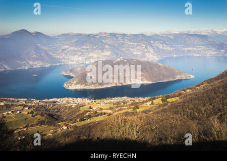 Iseo lac vu de Santa Maria del Giogo, Lombardie, Italie Banque D'Images