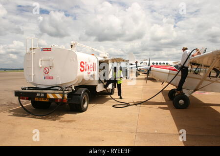 Un avion léger s'être ravitaillé à l'Aéroport International d'Entebbe, en Ouganda. Banque D'Images