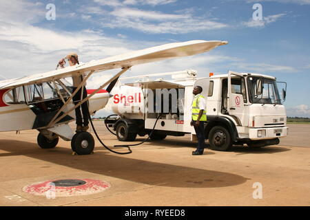 Un avion léger s'être ravitaillé à l'Aéroport International d'Entebbe, en Ouganda. Banque D'Images