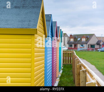 L'Amblève, Northumberland, Angleterre - Février 2017 : maisonnettes colorées (jaune, bleu, rose, vert) situé à proximité de la plage Banque D'Images