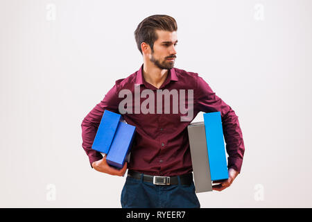 Portrait de jeune homme d'affaires qui est motivé et surchargé. Banque D'Images