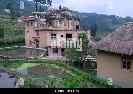 Village de la minorité Hani, Yuanyang County, dans la préfecture de Honghe dans le sud-est de la province de Yunnan, Chine, Banque D'Images