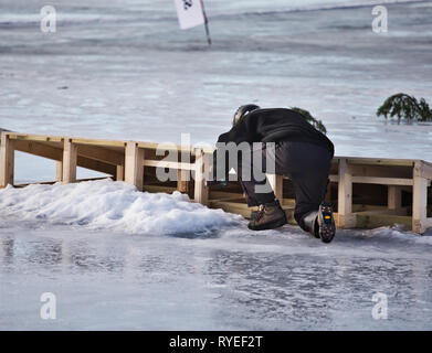 La préparation de l'ouvrier sur les glaces à Sigtunarannet Vikingarannet 2019 sur le lac Malaren, Sigtuna, Suède, Scandinavie Banque D'Images