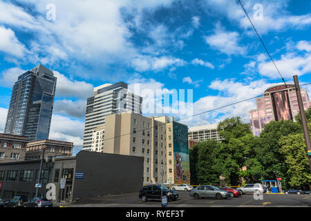 Portland, Oregon, USA - 8 juin 2017 : vue sur SW rue principale et de la 10e Avenue Banque D'Images