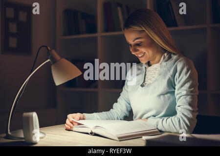 L'apprentissage des élèves à la maison. Banque D'Images