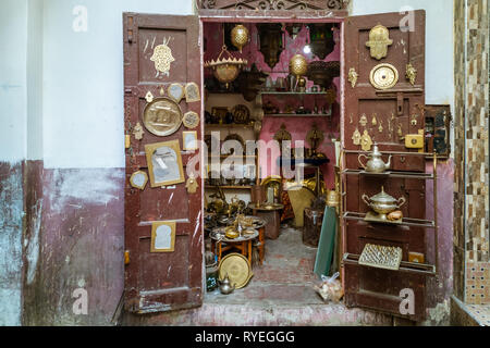 Petite boutique de souvenirs dans la médina de Tanger, Maroc Banque D'Images