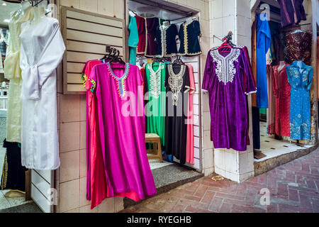 Boutique de robes marocaine dans la médina de Tanger, Maroc Banque D'Images