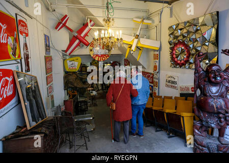 02.03.2019, Bruxelles, Belgique - Antiquités et Troedel dans un magasin dans un garage au sous-sol dans le quartier des Marolles, à Bruxelles, Belgien - Antiquités Bruessel Banque D'Images