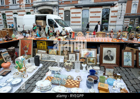 02.03.2019, Bruxelles, Belgique - Antiquités et Brocante sur la Troedel sur le Grand Sablon / Sablon Grote à Bruxelles, Belgien - Antiquita Bruessel Banque D'Images