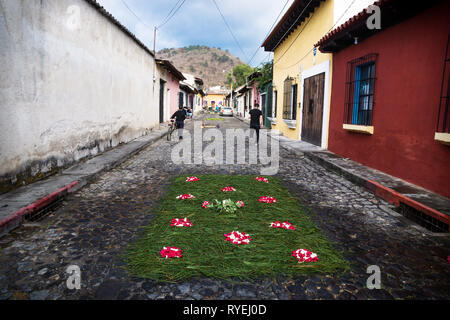 Antigua, Guatemala - 23 mars 2018 : l'Herbe Alfombre tapis de fleurs colorées sur les rues pavées Banque D'Images