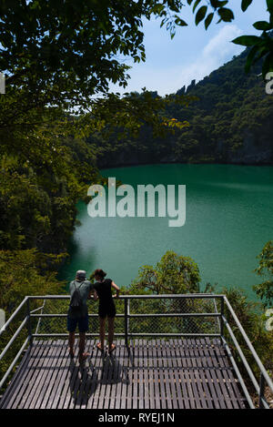Les gens sur le pont près de Blue Lagoon (le lac Emerald) dans l'île de Mae Ko Ko, Ang Thong National Marine Park, Thaïlande Banque D'Images