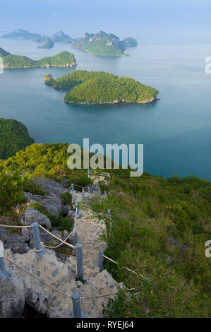 Randonnée sentier naturel rocky hill à Ko Wua Talap island, Ang Thong national marine park, Thaïlande Banque D'Images