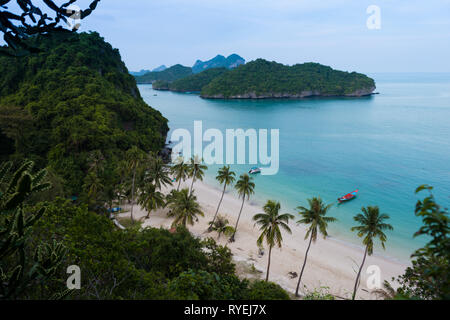 Voir ci-dessus de la plage principale et du dock de Ko Wua Talap dans l'île de Ang Thong national marine park, Thaïlande Banque D'Images