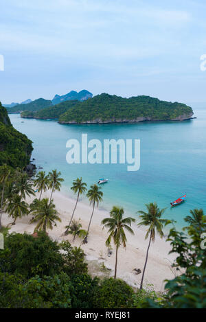 Vue aérienne de la plage principale et du dock de Ko Wua Talap dans l'île de Ang Thong national marine park, Thaïlande Banque D'Images